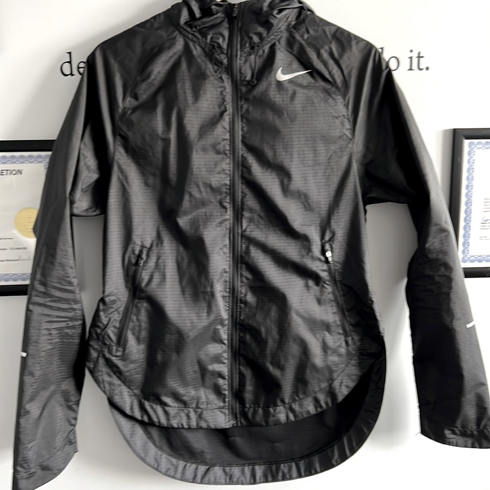 Nike lightweight wind breaker runners jacket size xs.